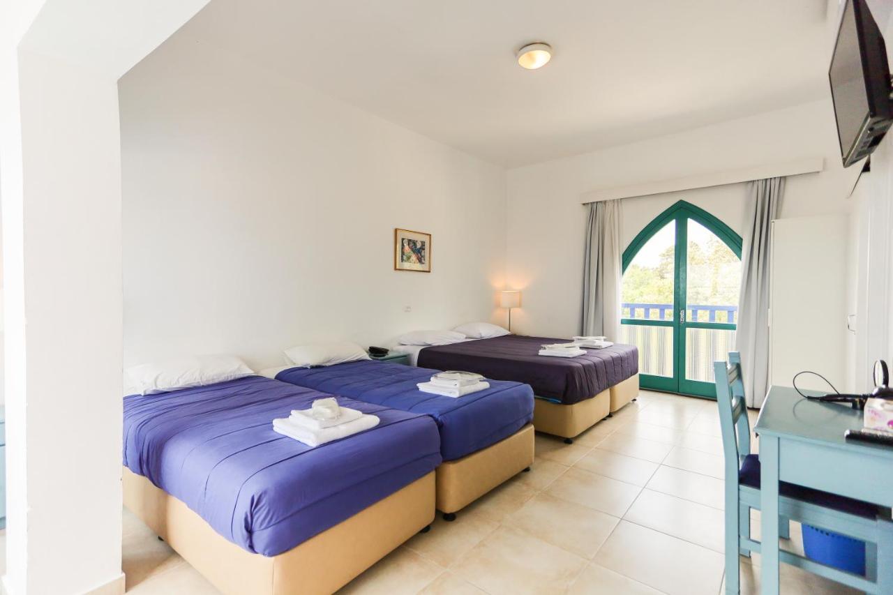 Axiothea Hotel Paphos Bagian luar foto