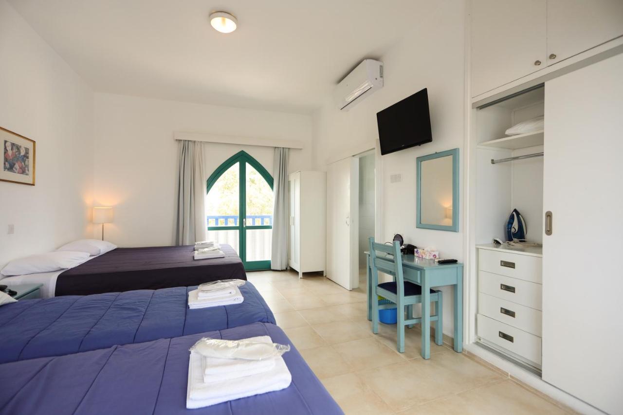 Axiothea Hotel Paphos Bagian luar foto