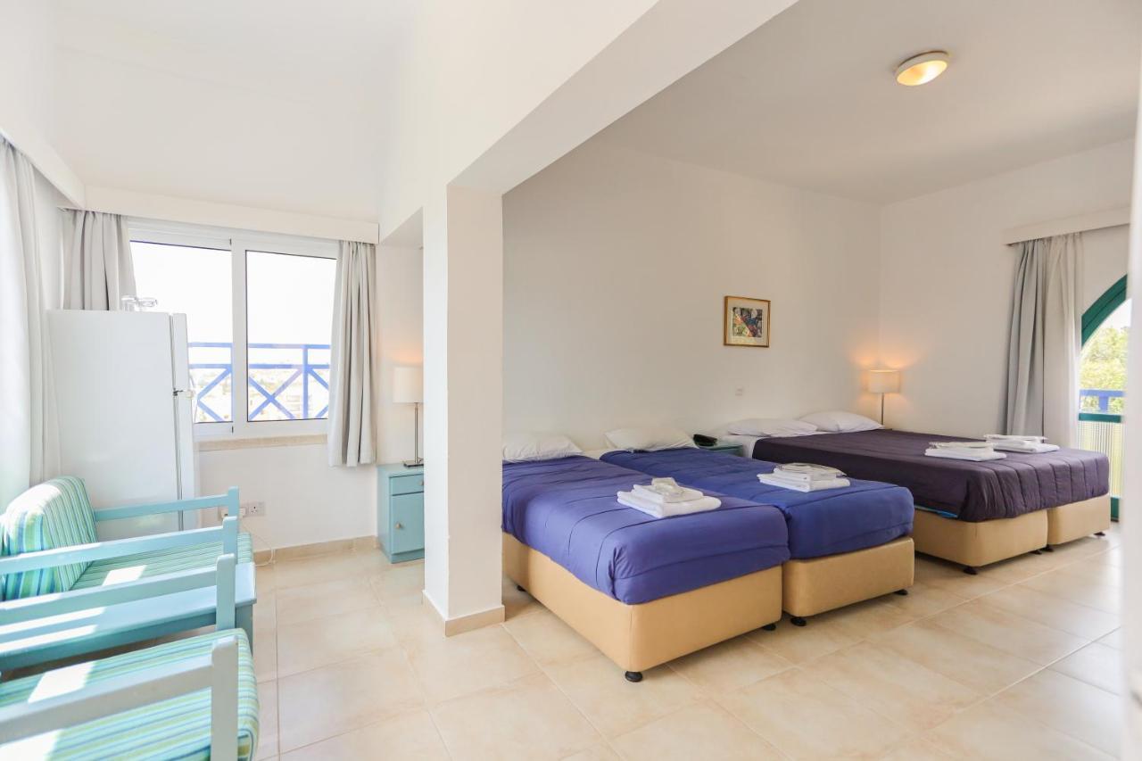 Axiothea Hotel Paphos Bagian luar foto