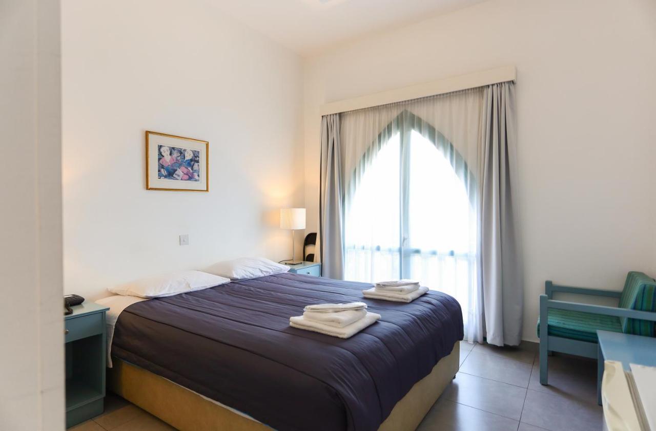 Axiothea Hotel Paphos Bagian luar foto