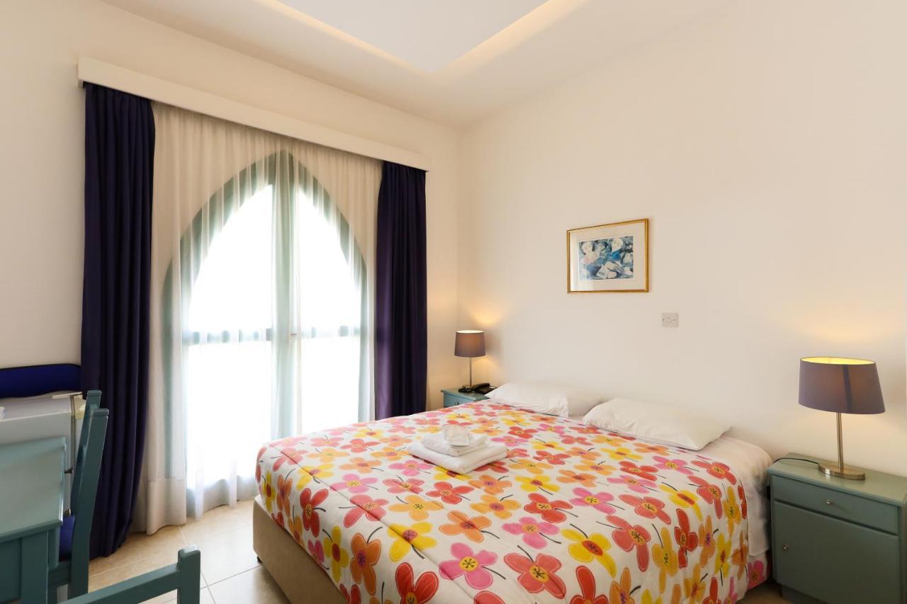 Axiothea Hotel Paphos Bagian luar foto