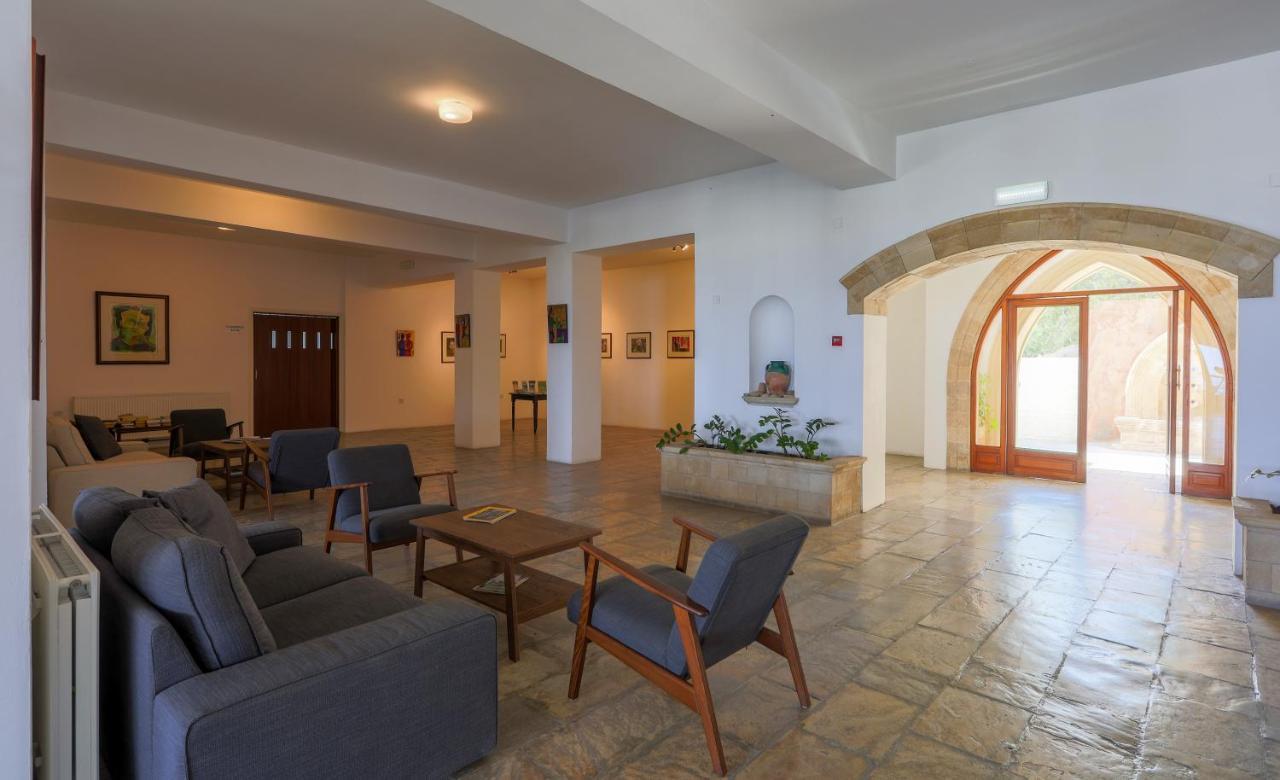 Axiothea Hotel Paphos Bagian luar foto